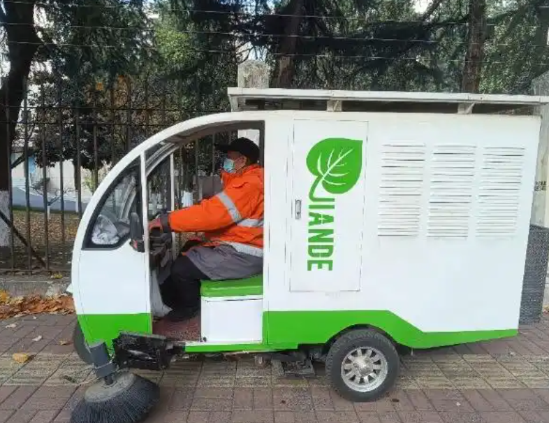 合肥蜀山区新亮相的“清扫神器”正让秋季环卫工作变得更高效、智能